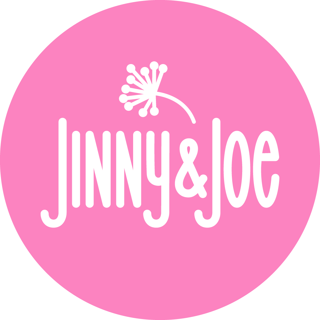 JINNY&JOE Logo mit weißer Schrift auf pinkem Hintergrund, verziert mit einer stilisierten Blume.